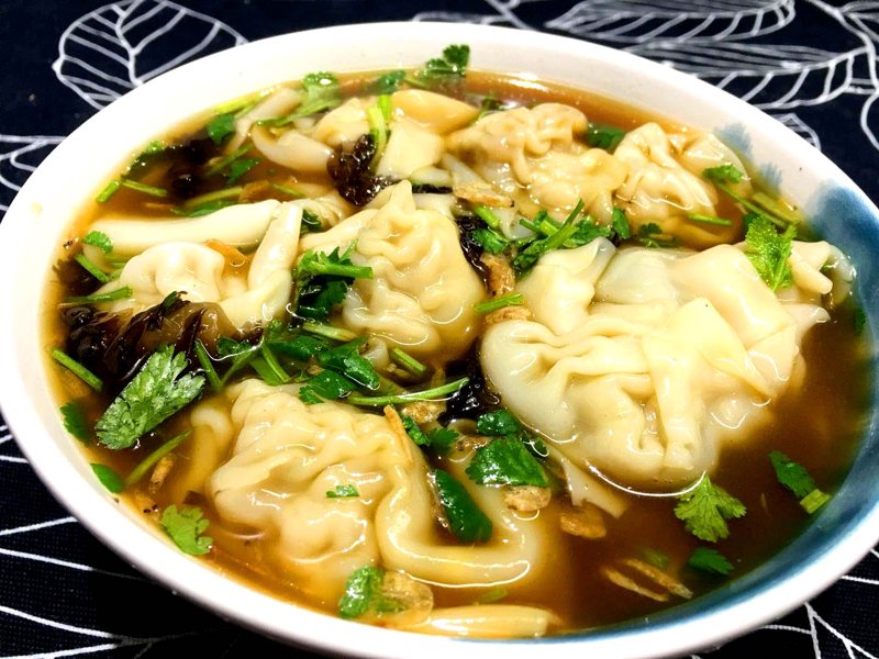手工馄饨，一种承载着无数家庭温暖记忆的传统美食。今天就让我们一起走进这道美味的背后，揭开它的制作奥秘。